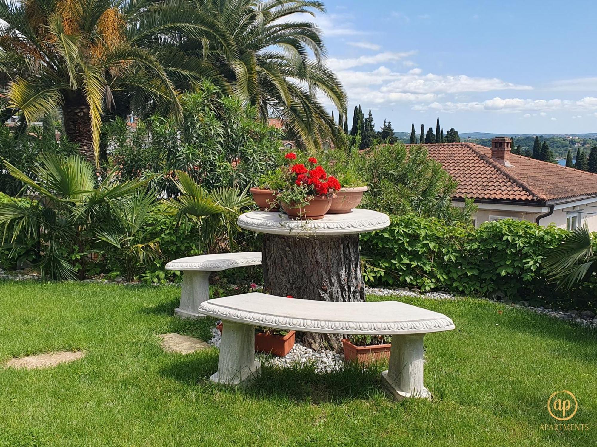 Apartment With Seaview And Garden For 6 Portorož Eksteriør bilde